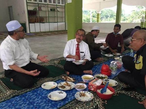 Foto tular menunjukkan Noor Azmi dan Exco Perak bersama-sama individu lain sedang menikmati jamuan di sebuah Maahad Tahfiz di Perak Jumaat lalu semasa PKP sedang dilaksanakan.