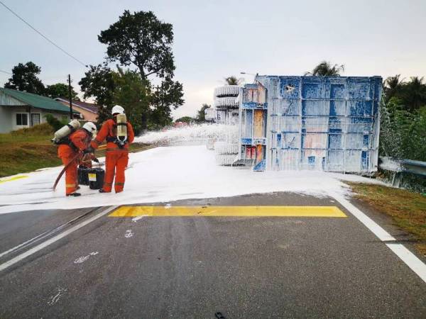 Sebuah lori kontena yang membawa muatan cecair kimia terbalik di Jalan Sungai Udang-Batu 11, petang semalam.