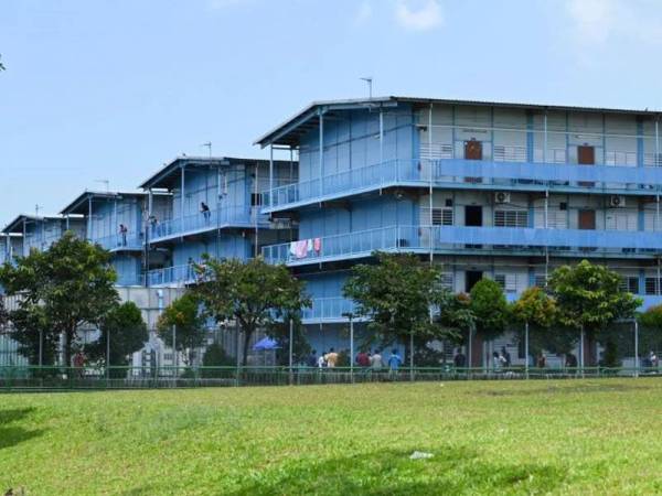 Singapura telah mewartakan 18 daripada lebih 25 asrama pekerja sebagai kawasan isolasi dengan asrama yang paling terkesan menempatkan penghuni dari Bangladesh, India, China dan Myanmar. - Foto AFP