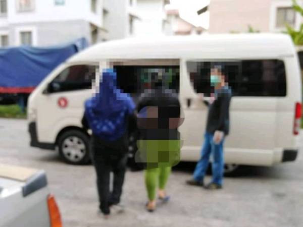 Wanita yang ditahan dalam serbuan di Flat Paya Nahu semalam.