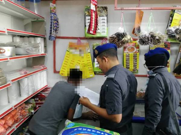 Anggota KPDNHEP Cawangan Sepang memeriksa sebuah kedai runcit di Salak Tinggi di sini semalam.