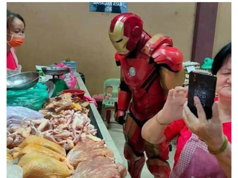 Yohan memakai kostum Iron Man ketika berkunjung ke pasar Donggongon.