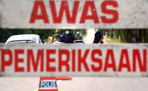 Anggota polis bersama tentera dan Rela terus melakukan sekatan jalan raya untuk memeriksa kenderaan yang melalui jalan utama di Felda Mempaga, Bentong hari ini.
Sekatan jalan raya yang dilakukan di seluruh negara sepanjang pelaksanaan Perintah Kawalan Pergerakan (PKP) sebagai langkah kerajaan untuk membendung penularan virus COVID-19 di negara ini. - Foto Bernama
Menteri Kanan (Kluster Keselamatan) Datuk Seri Ismail Sabri Yaakob pada sidang media harian berkata kes positif COVID-19 dalam negara yang terus menunjukkan penurunan bukan bermakna orang ramai boleh melanggar segala peraturan PKP dan beliau mengingatkan, segala peraturan selama ini masih terus kekal dan pematuhan kepada peraturan berkenaan perlu menjadi tanggungjawab semua pihak.
--fotoBERNAMA (2020) HAK CIPTA TERPELIHARA