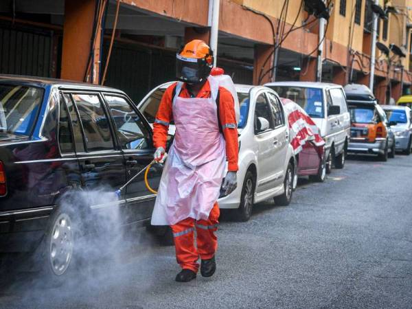 Petugas Dewan Bandaraya Kuala Lumpur (DBKL) melakukan sanitasi ketika tinjauan di sekitar Pusat Bandar Utara Kuala Lumpur hari ini. - Foto: Bernama