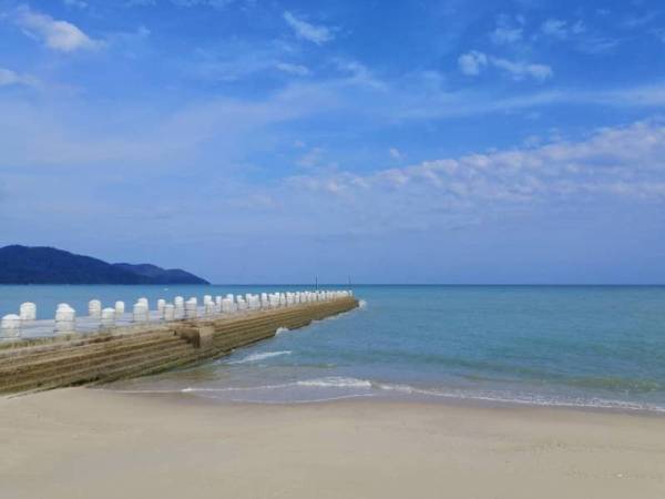 Air yang bersih dan jernih di Pantai Batu Ferringhi, Pulau Pinang berikutan efluen yang dilepaskan dari loji rawatan kumbahan IWK terawat sepenuhnya.