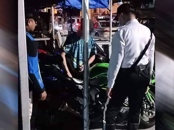 Lelaki tersebut ditahan bersama motosikalnya untuk siasatan lanjut. - Foto Facebook Ibupejabat Polis Daerah Timur Laut