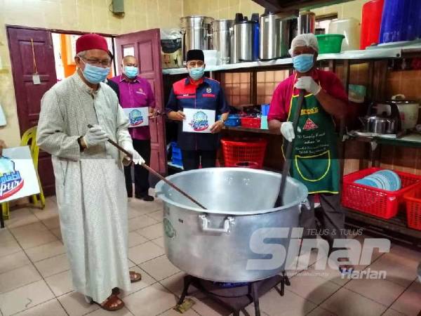 Zulkifli meninjau dapur Masjid Salahuddin Al Ayyubi Taman Melati sempena pelancaran Program Dapur Al-It'am Masjid dan Surau Wilayah Persekutuan hari ini.