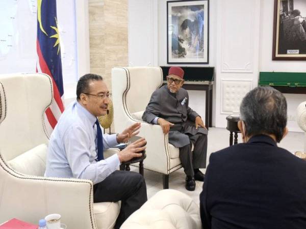 Menteri Luar, Datuk Seri Hishammuddin Tun Hussein mengadakan pertemuan pertama dengan Duta Khas Perdana Menteri ke Timur Tengah, Datuk Seri Abdul Hadi Awang di Wisma Putra di sini hari ini.