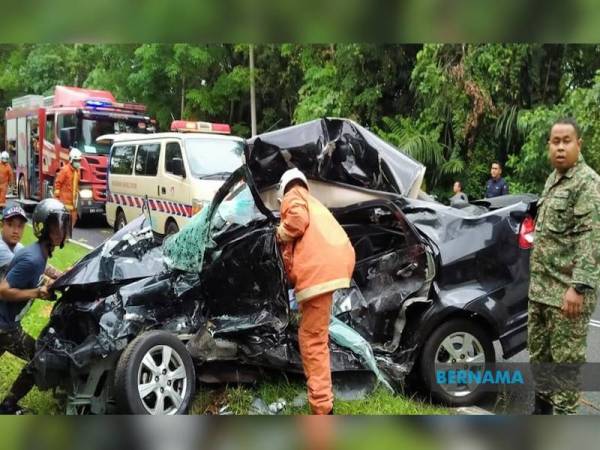 Seorang pegawai dan anggota tentera maut selepas kenderaan dinaiki mereka terbabas dan melanggar lori di Kampung Lebu, petang tadi. - Foto Bernama