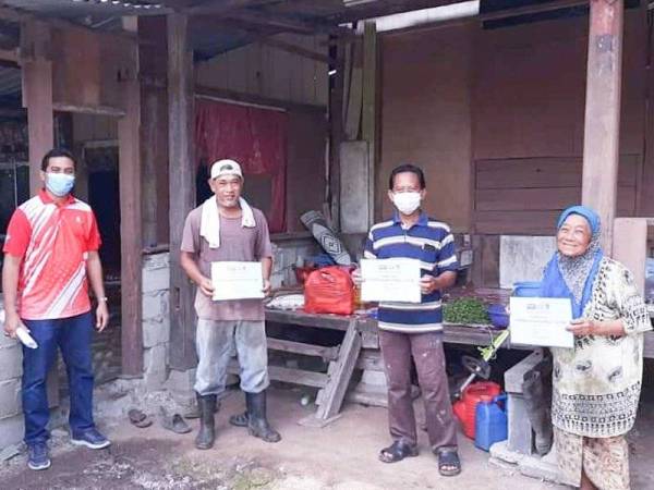 Sebuah keluarga menerima pek bantuan barang keperluan harian sumbangan daripada pihak PDT untuk meringankan beban mereka semasa PKP dan menyambut Ramadan di sebuah kampung di Batu Pahat, Johor di sini hari ini.