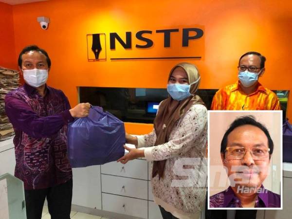 Simbolik penyampaian sumbangan daripada Dr Imi (kiri) kepada Setiausaha Kemudi yang juga wartawan Sinar Harian, Adila Sharinni Wahid. (Gambar kecil: Datuk Dr Imi Sairi Ab Hadi)