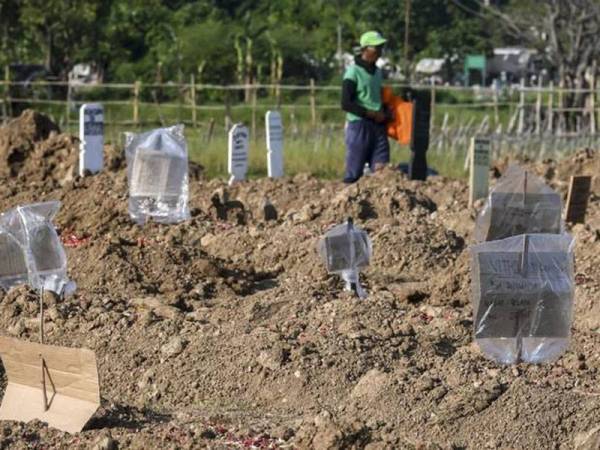 Kertas dibaluti plastik menggantikan batu nisan di TPU Tegar Alur. - Foto: Detik News Muhammad Adimaja