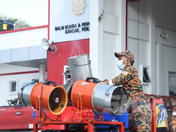 Seorang anggota bomba menunjukkan demonstrasi penggunaan mesin yang dihasilkan oleh penyelidik UniMAP.