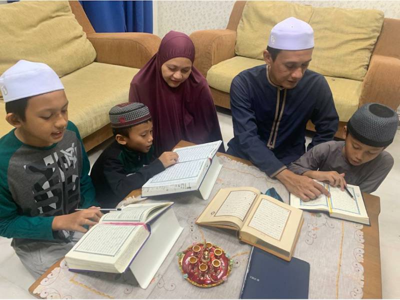 Asmak dan suami, Mohd Fakaruddeen Che Omar mengaji dan bertadarus bersama anak-anak mereka.