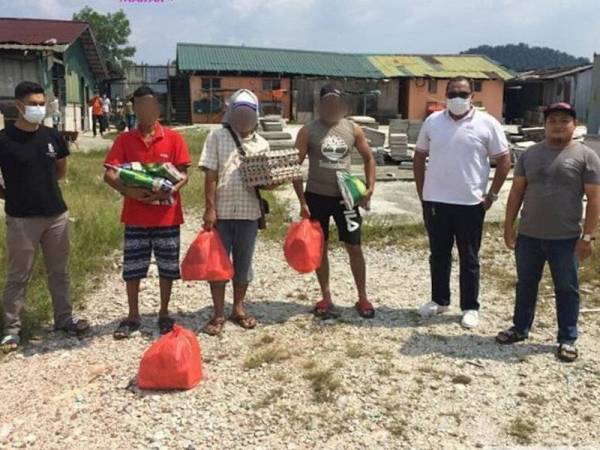 Petugas Mahar menyalurkan bantuan makanan kepada sebahagian daripada 40 warga asing yang dilaporkan kebuluran di Sungai Buloh, minggu lalu.