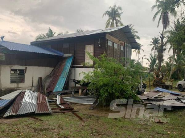 Salah sebuah rumah yang terjejas akibat ribut petang semalam. 