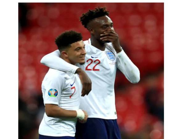 Hudson-Odoi (kanan) dan Sancho ketika beraksi bersama skuad kebangsaan England. - Foto : gettyimages