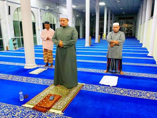 Syeikh Kyairder menahan sebak ketika mengimamkan solat sunat Tarawih yang hanya disertai oleh ahli jawatankuasa Masjid Ar-Rahman Mukim Tok Uban.