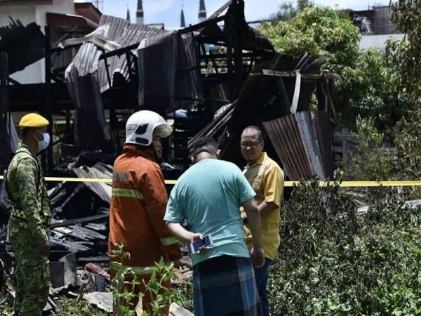 Keadaan rumah didiami tiga beranak yang hangus dalam kebakaran tengah hari tadi - Foto Ihsan Pembaca