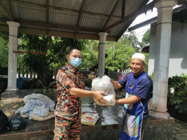 Pihak bomba menyampaikan sumbangan kepada golongan terjejas akibat pandemik Covid-19.