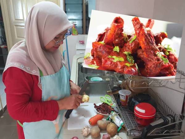 Roziah menunjukkan cara memasak sup tulang merah yang merupakan antara menu popular di Johor, negeri selatan tanah air.