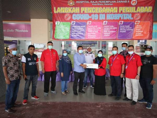 Yayasan Che Mas dan PPIK menyerahkan 100 pek barang keperluan asas kepada barisan hadapan di HPRZ II di sini.