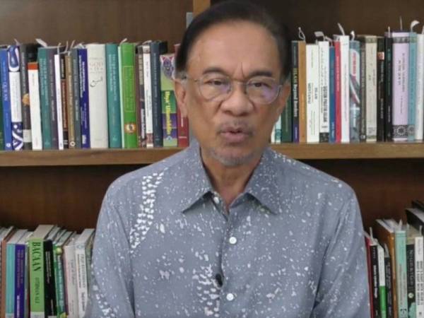 Anwar Ibrahim ketika FB Live hari ini.