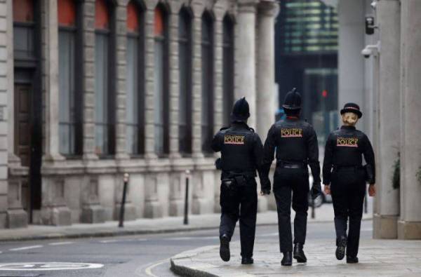 Polis sedang berkawal di sekitar jalan di London. -Foto CNN