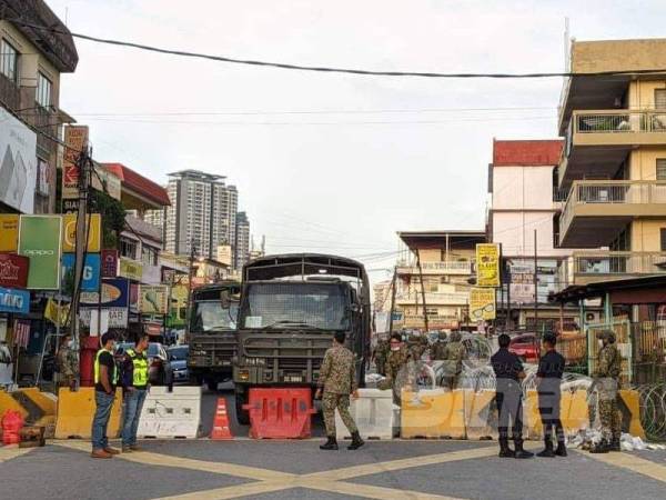 ATM mengawal laluan di Jalan Selayang Baru hari ini.