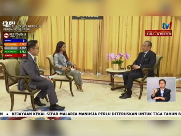 Muhyiddin (kanan) ditemu bual Zaleha Khairene (tengah) dan Essan yang disiarkan secara langsung menerusi televisyen dan media sosial tadi.