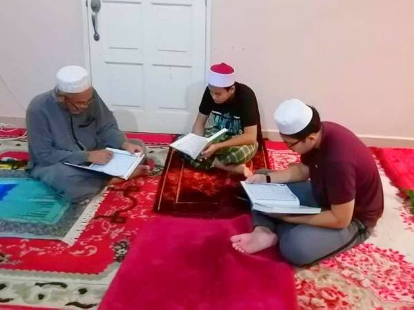 Walaupun berjauhan diantara satu sama lain para pelajar Maahad Tahfiz Darul Riyadh bersama melalui aktiviti khatam al-Quran di rumah masing-masing.