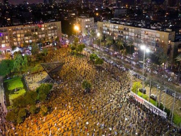 Penduduk masih menjaga jarak sewaktu melakukan demonstrasi di Dataran Rabin di Tel Aviv 