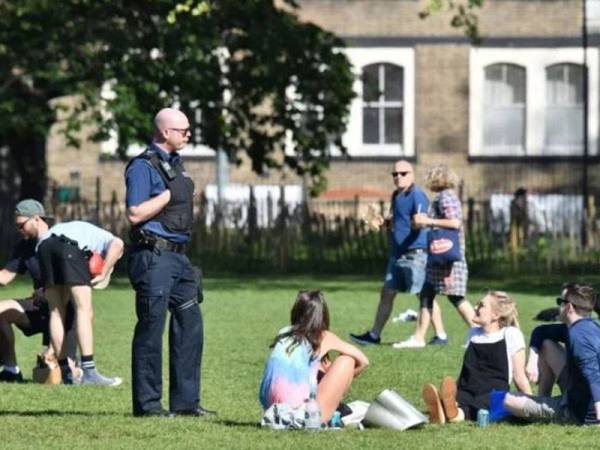 Polis memberitahu oran awam untuk tidak berjemur. Kredit foto Metro.Co.Uk