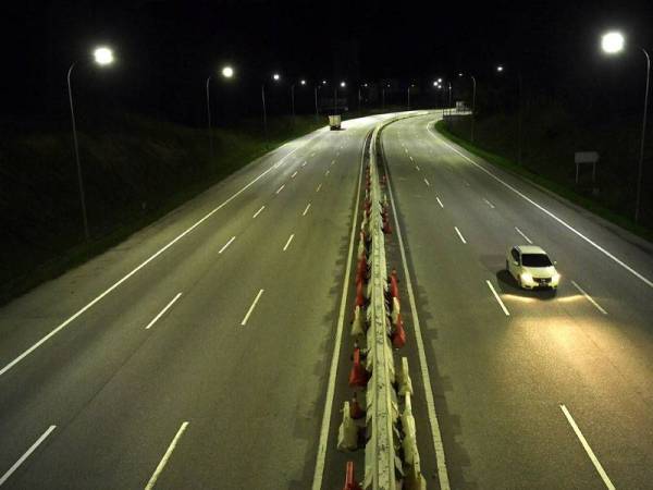 Keadaan aliran trafik kelihatan lengang selepas kerajaan melanjutkan tempoh Perintah Kawalan Pergerakan (PKP) hingga 12 Mei ini di seluruh negara bagi memutuskan rantaian penularan Covid-19.
-- fotoBERNAMA