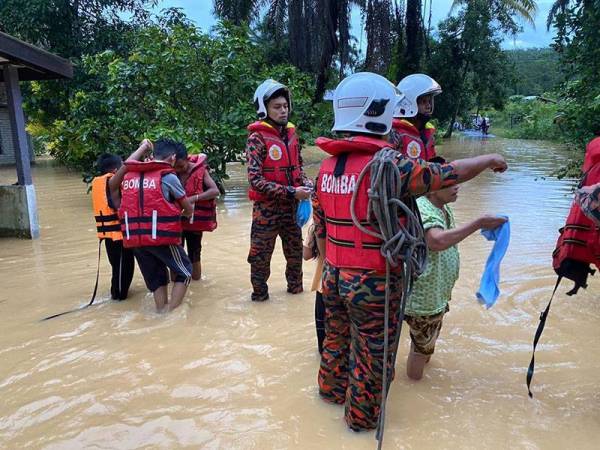 Sembilan mangsa dari Kampung Cherok Menanti, Bandar Baharu dipindahkan akibat banjir kilat. foto JBPM