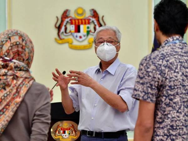 Ismail Sabri bercakap kepada pemberita sebelum sidang media harian Perintah Kawalan Pergerakan (PKP) di Perdana Putra hari ini. -Foto Bernama