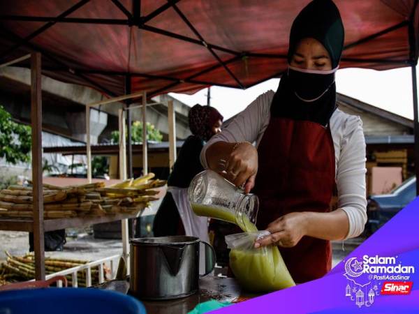 KUALA LUMPUR, 26 April -- Pekerja kedai air tebu Noraida Ibrahim membungkus air tebu sebelum dijual kepada pelanggannya pada bulan Ramadan ketika tinjauan di Jalan Datuk Keramat hari ini.
Walaupun suasana bazaar Ramadan tidak dapat dirasai tahun ini ekoran Perintah Kawalan Pergerakan (PKP) akibat penularan pandemik COVID-19, para peniaga tetap boleh meneruskan penjualan juadah mereka secara dalam talian dan kemudian akan dihantar kepada para pelanggan menggunakan khidmat penghantar makanan.
--fotoBERNAMA (2020) HAK CIPTA TERPELIHARA