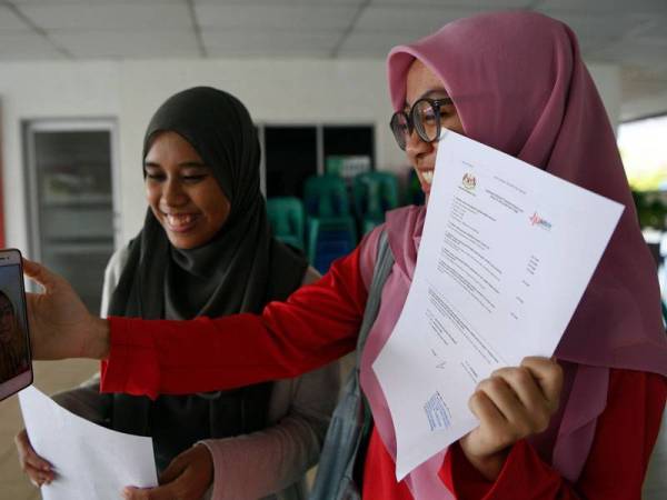 "Mak! Kakak dah boleh balik rumah!", itulah ungkapan pertama pelajar Universiti Malaysia Pahang (UMP) Wan Norfatin Aliya Wan Mahadi, 21, (kanan) ketika menghubungi ibu melalui panggilan video bagi menunjukkan borang pengisytiharan kesihatan yang membolehkan pelajar pulang ke pangkuan keluarga ketika tinjauan fotoBernama di UMP Kampus Gambang hari ini. - Foto Bernama