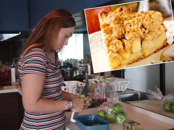 Marina menyediakan bahan-bahan untuk memasak apple crumble di kediamannya di Mont Kiara, Kuala Lumpur.