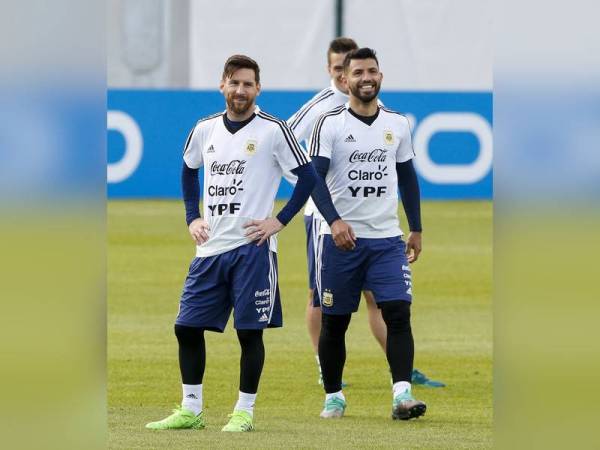 Aguero (kanan) menempelak pihak yang mengkritik Messi.