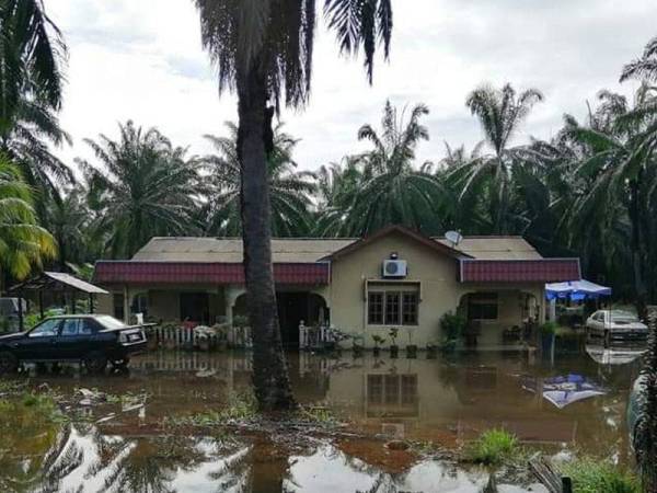 Sebuah rumah dinaiki air di Batu 7 Ijok di sini semalam.