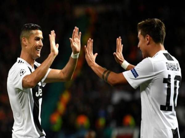 Dybala dan Cristiano Ronaldo dalam gelanggang bola sepak. - Foto Mirror.Co.Uk