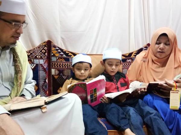 Nurul Hidayah (kanan) berhalaqah al-Quran bersama suami dan anak-anaknya yang masih kecil bagi mengisi masa sepanjang Ramadan ketika tempoh PKP.