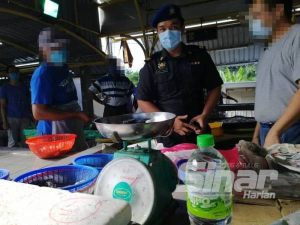 Seorang peniaga di Pasar Awam Salak, Sepang, kelmarin dikenakan kompaun RM1,000 kerana gagal meletakkan tanda harga ke atas barang yang dijualnya.