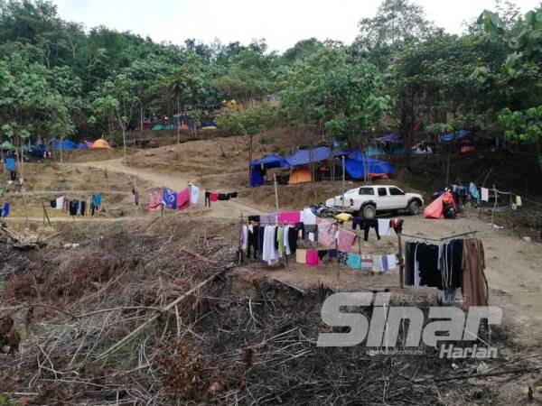 Polis menggempur sebuah kawasan penempatan di Kampung Hulu Rening, Batang Kali, di sini, semalam