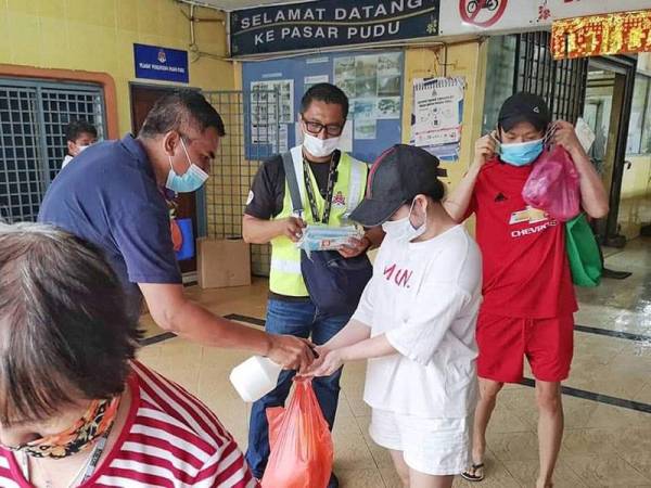 Petugas DBKL ketika kawalan dan pemantauan di Pasar Pudu yang diadakan baru-baru ini.