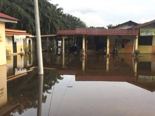 Polis melakukan rondaan dan pemantauan di kawasan terjejas banjir semalam.