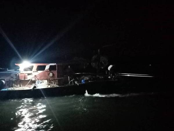 Maritim tahan bot nelayan tempatan pada jarak 0.5 batu nautika dari Sungai Chandong, Pulau Indah pada Isnin lalu.