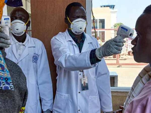 Sekurang-kurangnnya 13 doktor di Ghana dijangkiti Covid-19 akibat menggunakan peralatan perlindungan tidak berkualiti. - Foto sumber internet