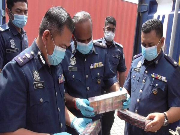 JKDM merampas rokok seludup dianggarkan bernilai RM5.7 juta dalam operasi di Pelabuhan Utara, Pelabuhan Klang semalam.